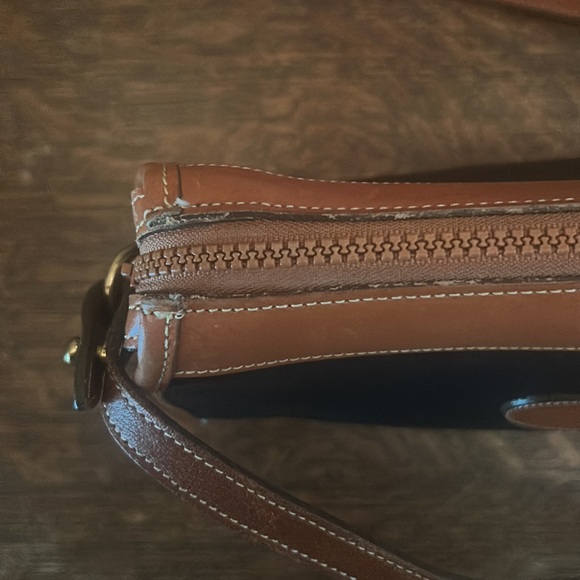 Dooney & Bourke All Weather Leather Vintage Dover Shoulderbag/Crossbody - Picture 3 of 16